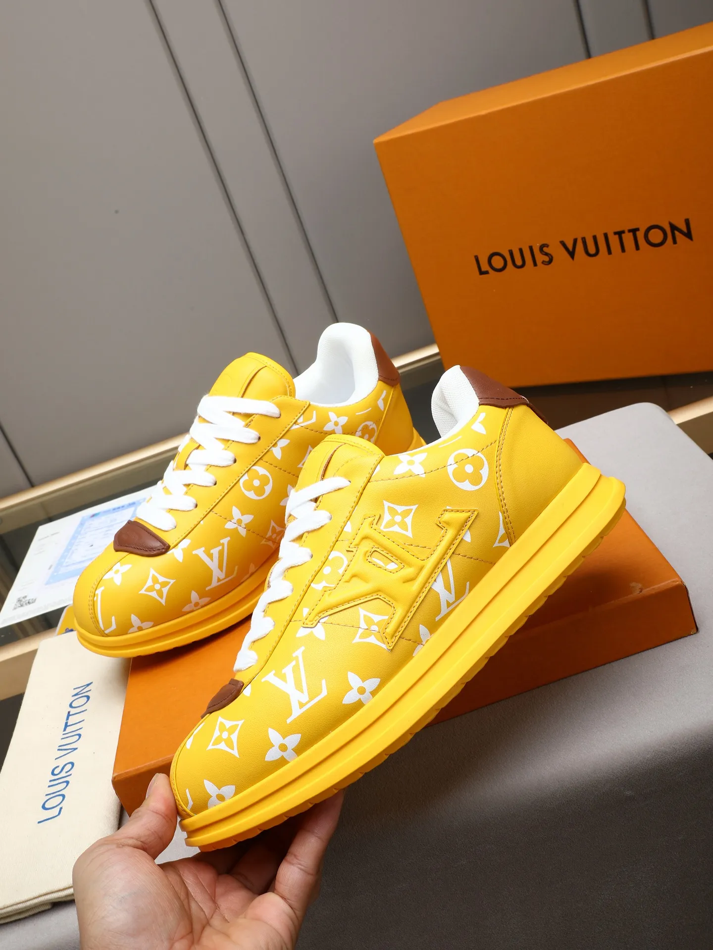 PP560 LV Louis Vuitton L Jialu Brand Runner Tatic Series Thick-soled Casual Sports Shoes Running Shoes Original purchase, development and production This LV Runner Tatic sports shoe combines technical materials such as mesh fabric and ribbons to interpret the inspiration of traditional mountaineering shoes. LV letters are written on one side, the lariat buckle of the quick lacing system is embellished with Monogram flowers and Louis Vuitton logos, and the light and wear-resistant rubber outsole completes the whole. ▪️Fabric: Original imported cowhide + mesh ▪️Inner lining: Original customized breathable mesh ▪️Sole: Original open-molded anti-slip rubber combination material ▪️Size: Men's 38-44 (customized for 45 and 46)